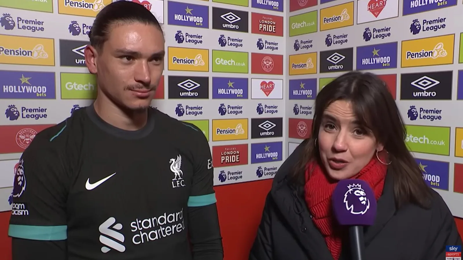 Le présentateur de Sky Sports félicité par les fans après un geste rarement vu lors d’une interview avec le vainqueur du match de Liverpool, Darwin Nunez