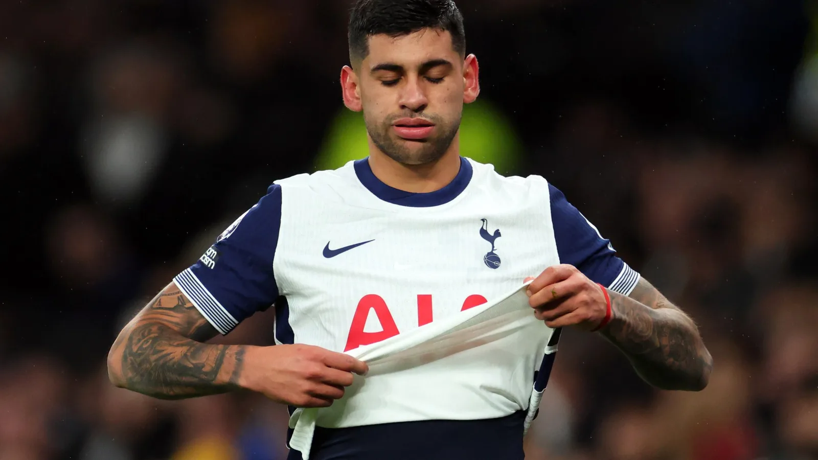 «  Je ne comprends tout simplement pas ça  » – La star de Tottenham, Cristian Romero, a critiqué pour être plus engagé dans le pays que le club