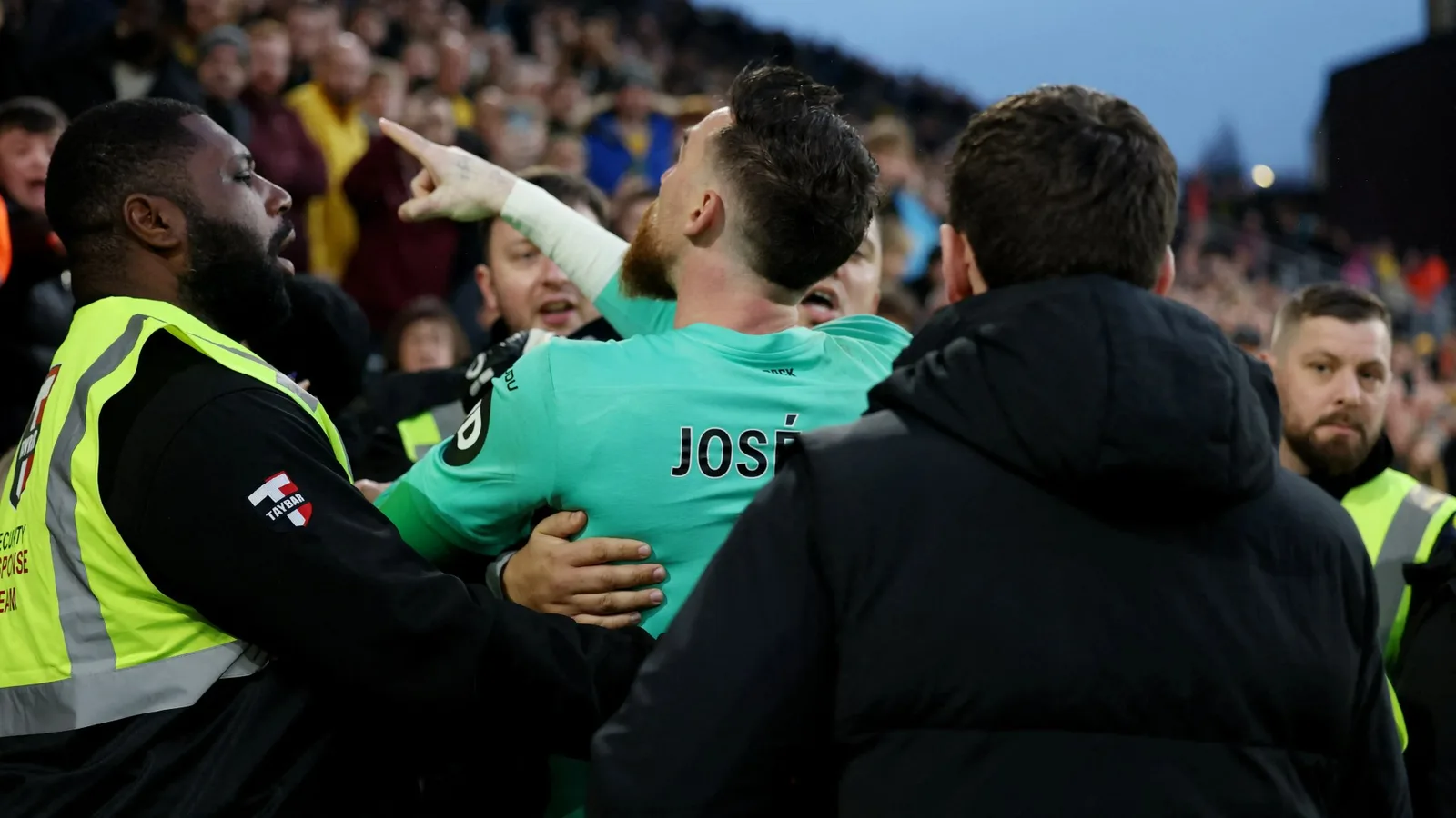 Le gardien des Wolves, Jose Sa, retenu par la sécurité après un affrontement avec ses PROPRES FANS et un supporter expulsé du stade