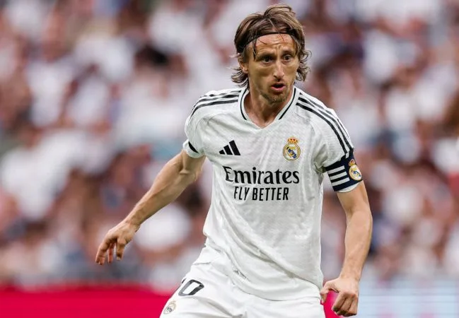 Icône du Real Madrid Luka Modric, considérant que les rangers de choc se déplacent