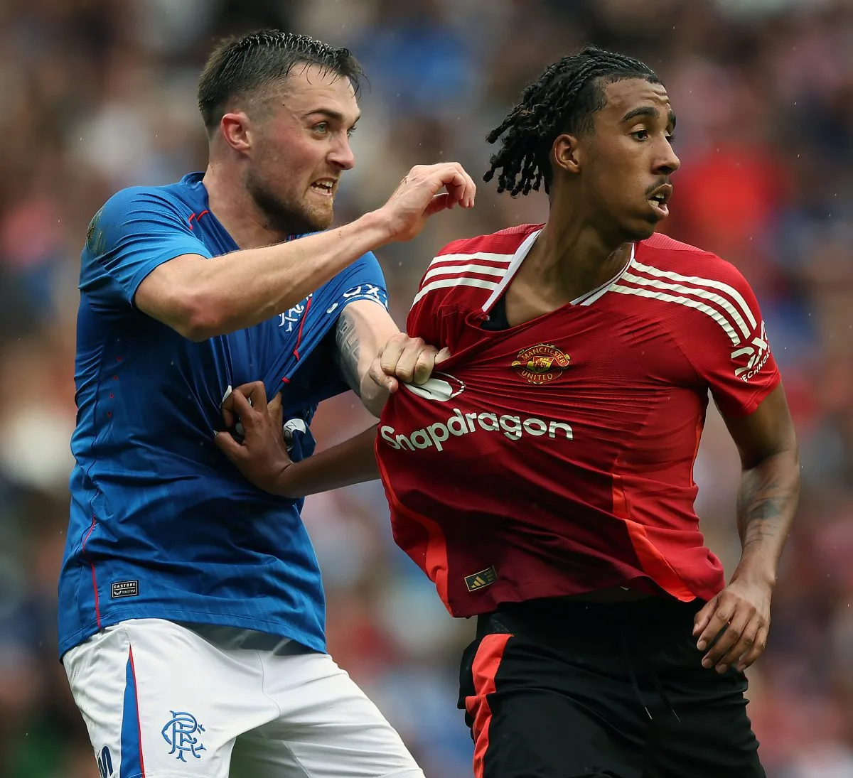 Leny Yoro revient à l’entraînement de Manchester United