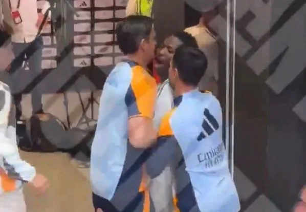 La star du Real Madrid, Vinicius, est retenue dans le tunnel après le combat en Supercoupe