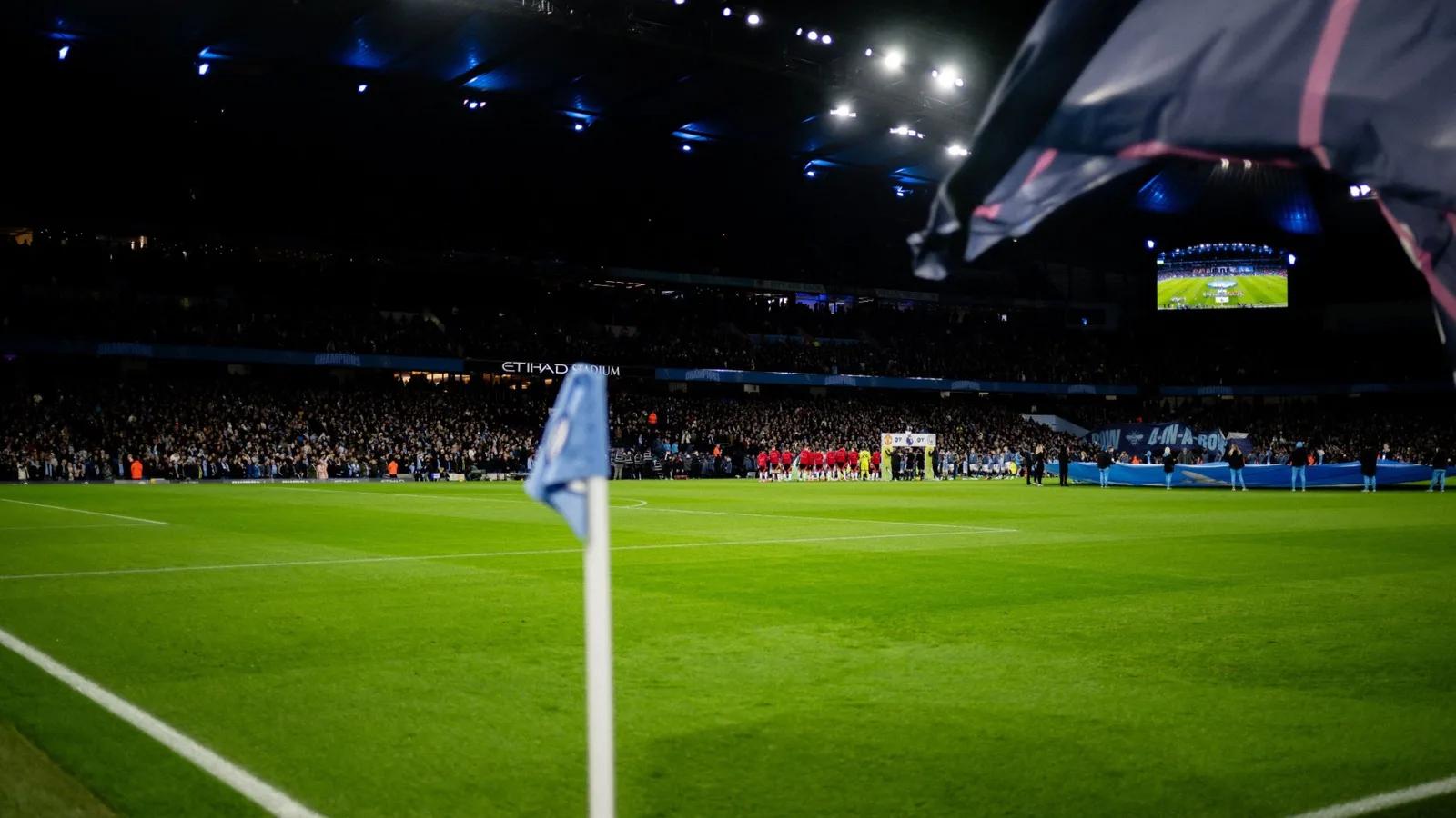 Un fan de Man City décède après une urgence médicale lors du derby de Man Utd alors que les hommages affluent