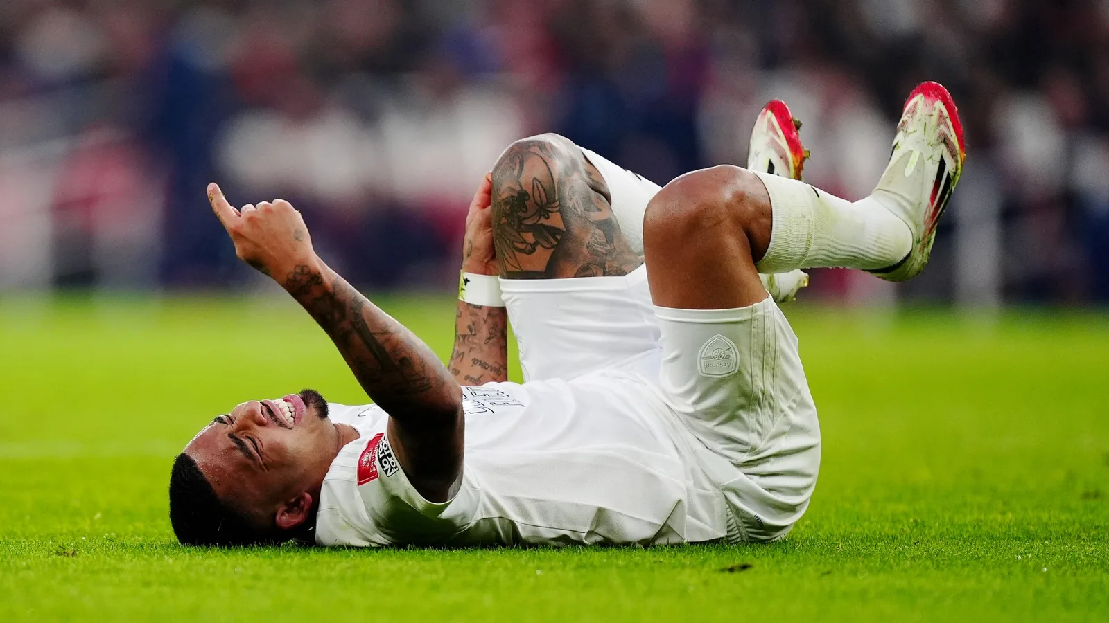 Gabriel Jesus est parti pendant des mois après avoir subi une blessure présumée au LCA alors qu’Arsenal cible le transfert de prêt comme couverture