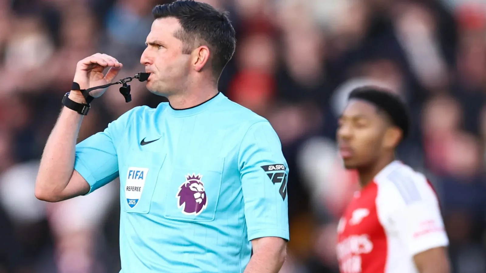 Michael Oliver pour faire un retour immédiat dans un énorme affrontement malgré les menaces de mort malade après le carton rouge controversé de l’arsenal