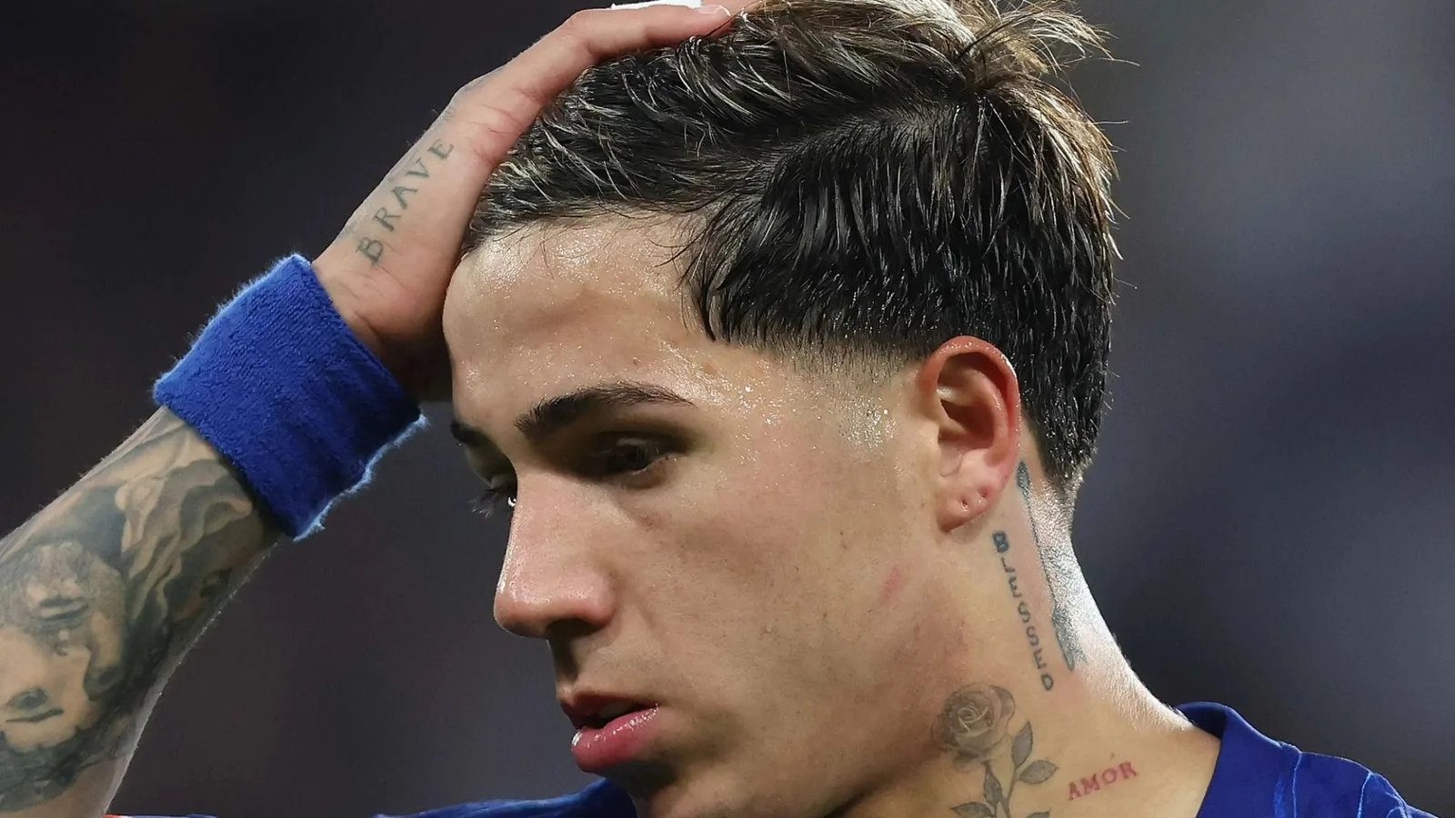 ‘Qu’est-ce que cela signifie?’ – Les fans de Chelsea perplexes par la revendication d’Enzo Fernandez qu’il a joué «  avec un œil  » vs man utd