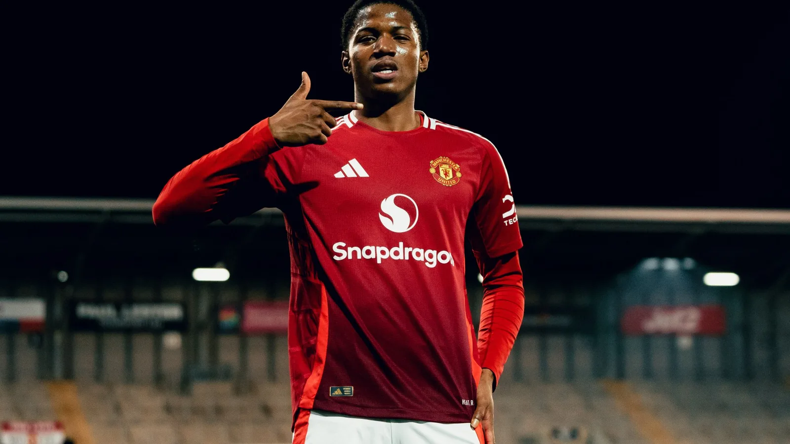 MAN UTD Starlet Chido Obi sacs de chapeau contre Chelsea U18 alors que les fans disent «  il aurait pu commencer pour Arsenal  »