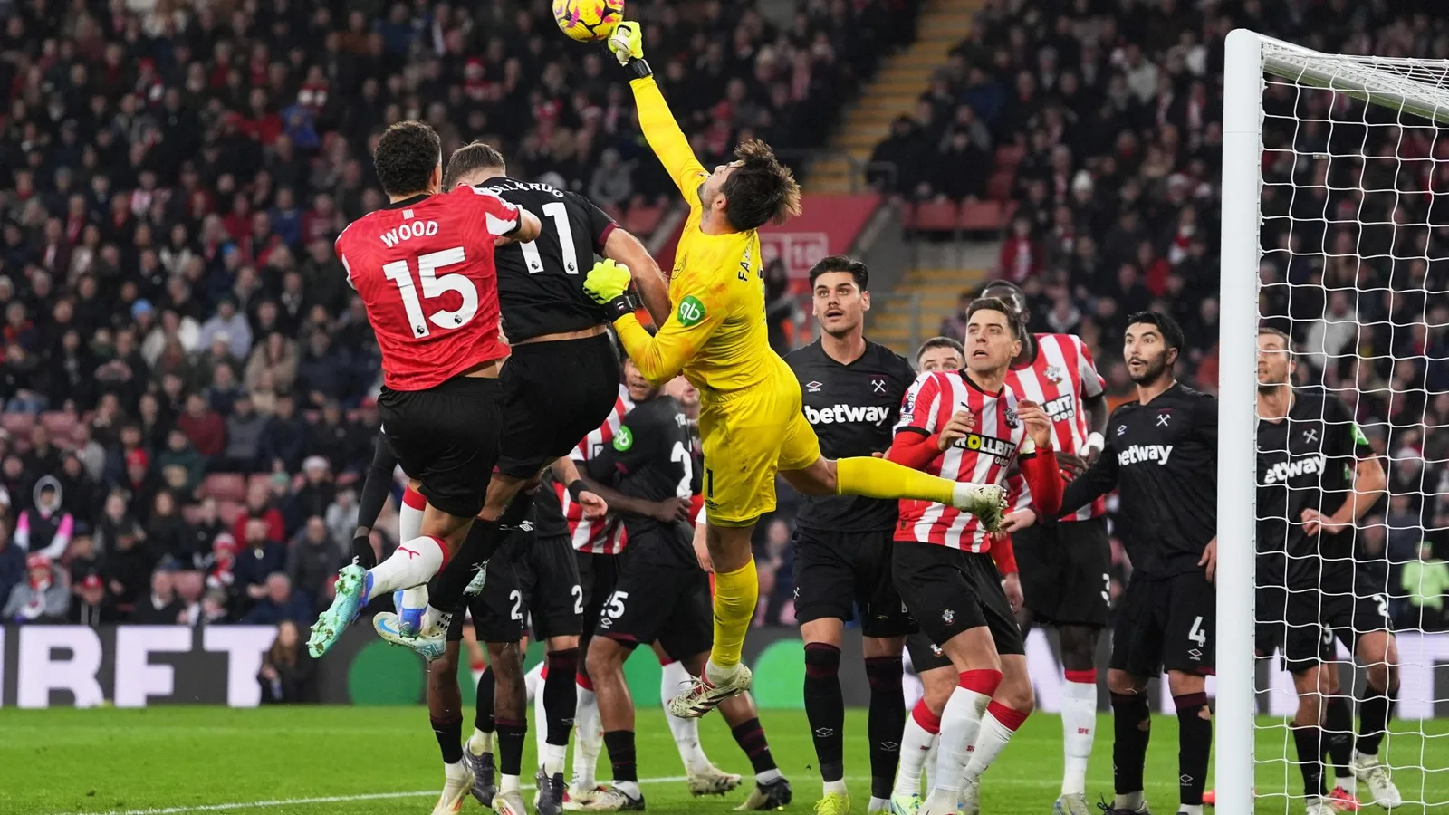 Le gardien de West Ham, Lukasz Fabianski, s’est étiré après avoir été frappé au visage dans des scènes inquiétantes