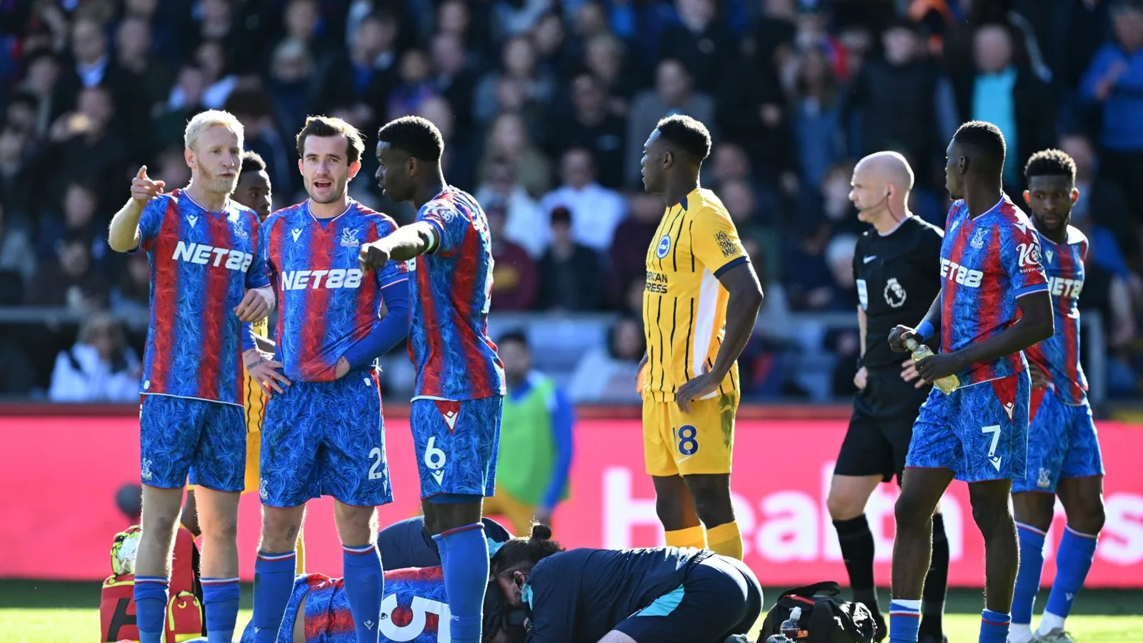 Les médecins courent pour lancer pour aider Maxence Lacroix après une blessure à la tête écœurante alors que les fans de Crystal Palace l’appellent «  guerrier  »