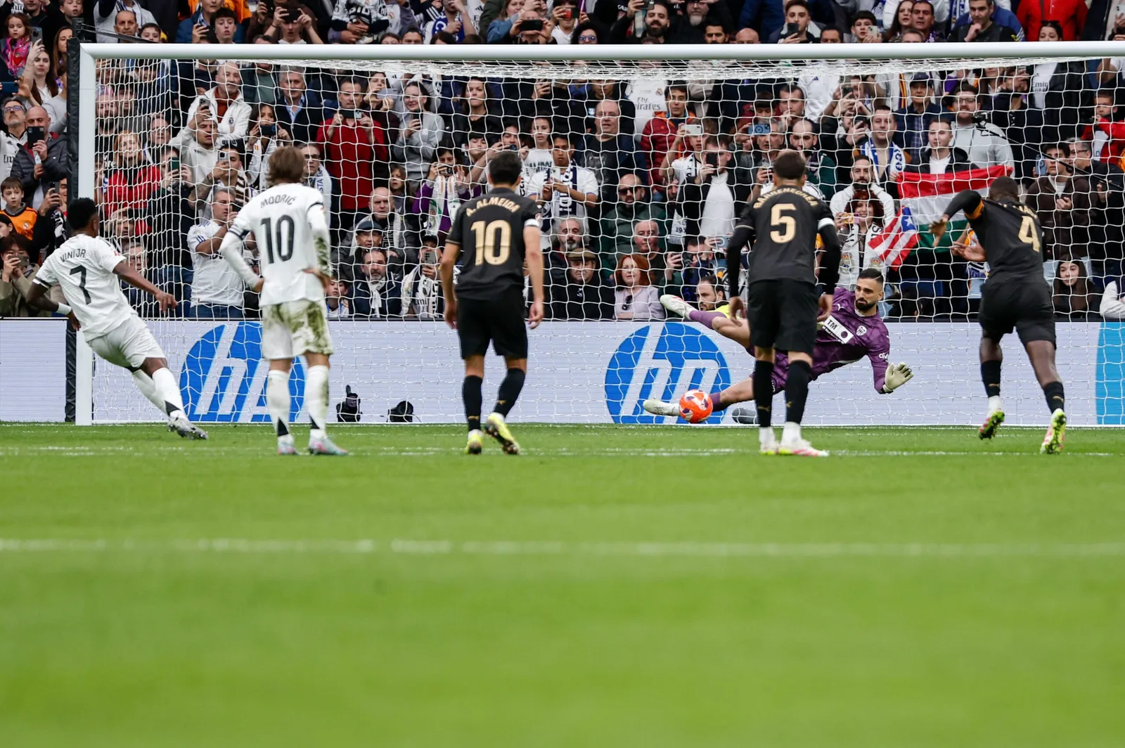 La superstar du Real Madrid a sifflé par les propres partisans lors de la défaite de Valence