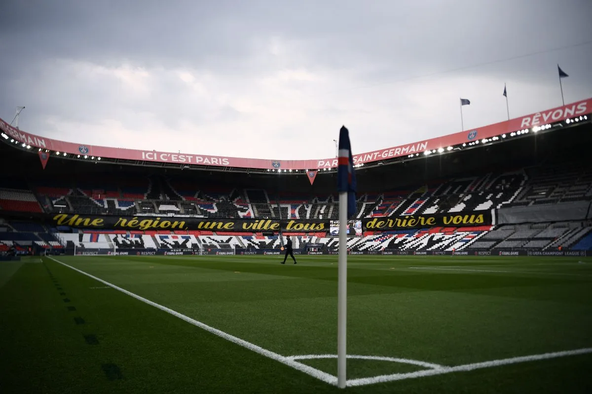 PSG Invite Child a été expulsé du jeu Aston Villa à Parc des Princes