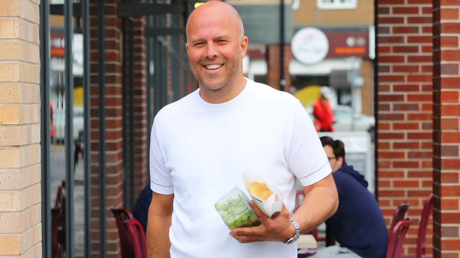 Humble Liverpool Boss Arne Slot saisit un sandwich à Asda et a l’air détendu avant le choc de Tottenham