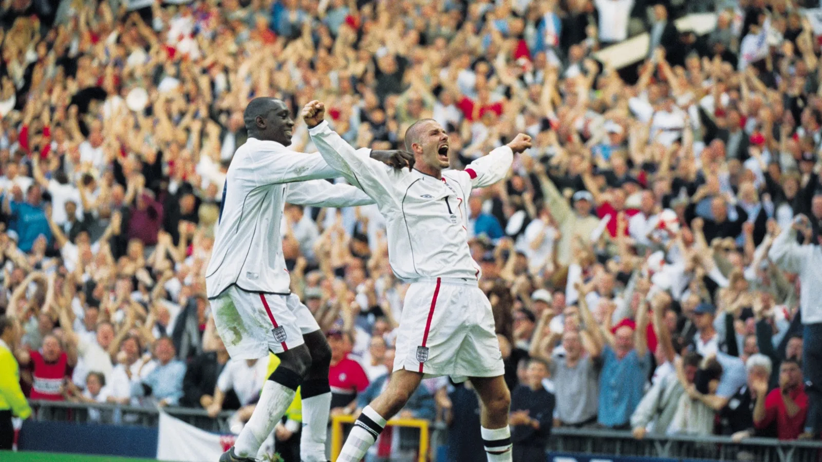 Le héros grec Nikos Dabizas révèle les plaisanteries qu’il a eues avec David Beckham après le coup franc emblématique de la légende de Man Utd en Angleterre