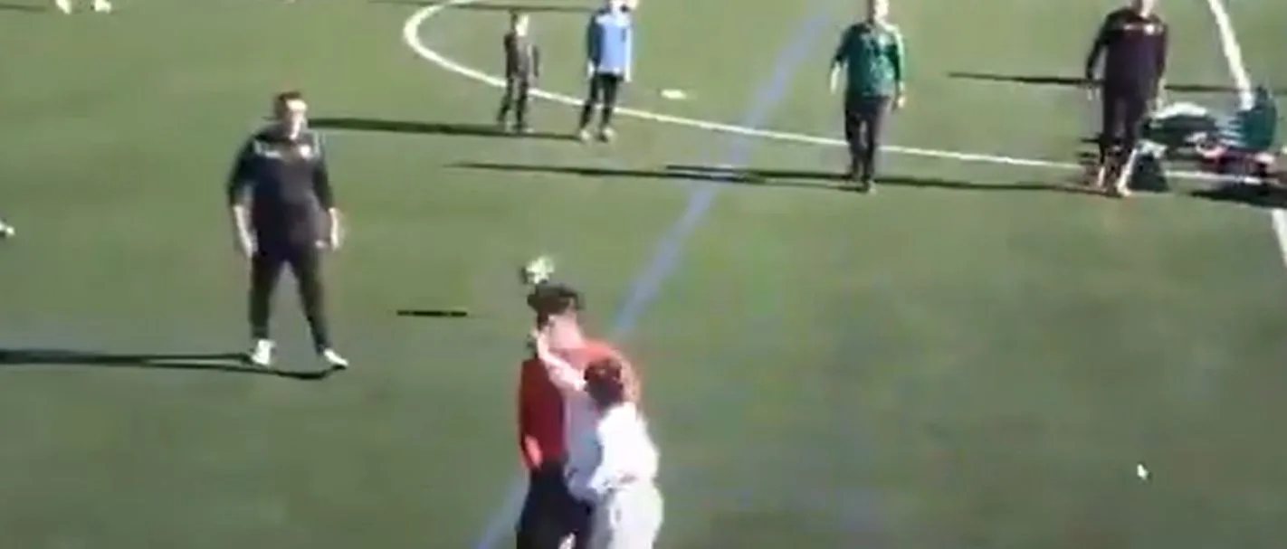 REGARDER: Une mère en Andalousie gifle l’arbitre après un match des moins de 12 ans