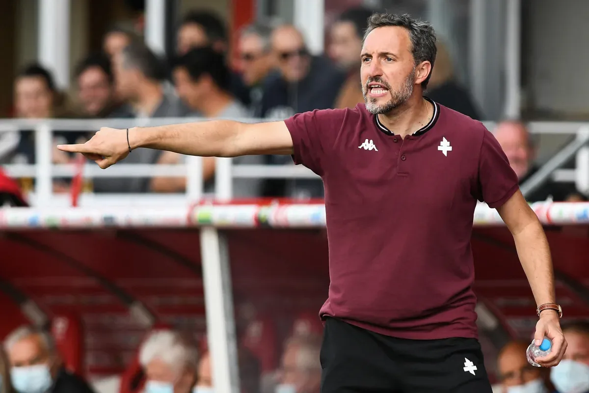 L’entraîneur de Bastia, Benoît Tavenot, reçoit une longue suspension à la suite d’une altercation avec PAU Player