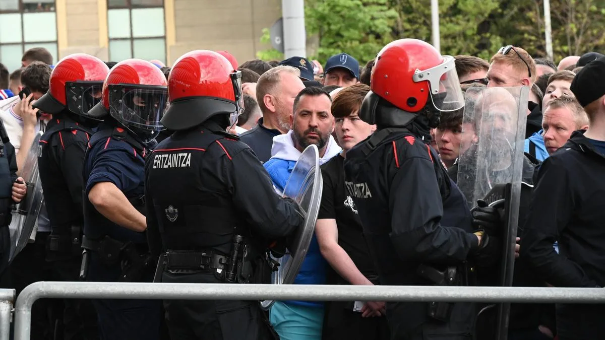 12 Police blessée lors de conflits avec les fans après