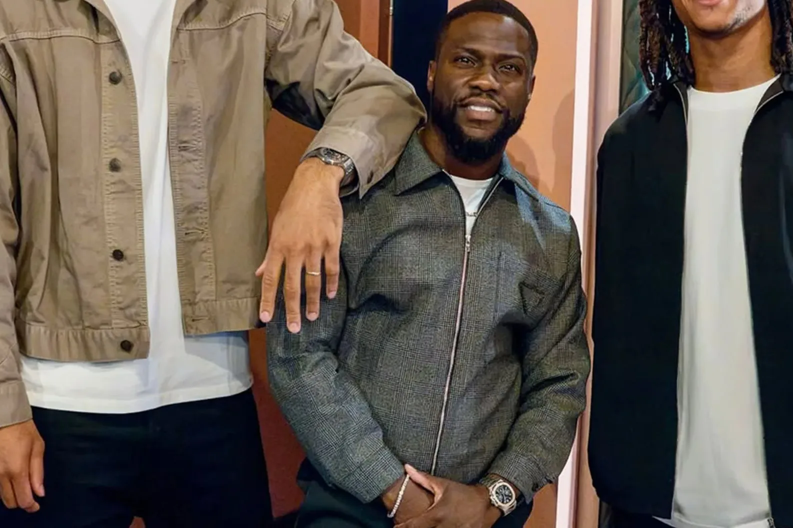 «  Je ne surmonterai jamais ces photos  », plaisante les fans comme Kevin Hart par rapport à «  l’accoudoir  » après avoir posé avec les géants de la Premier League
