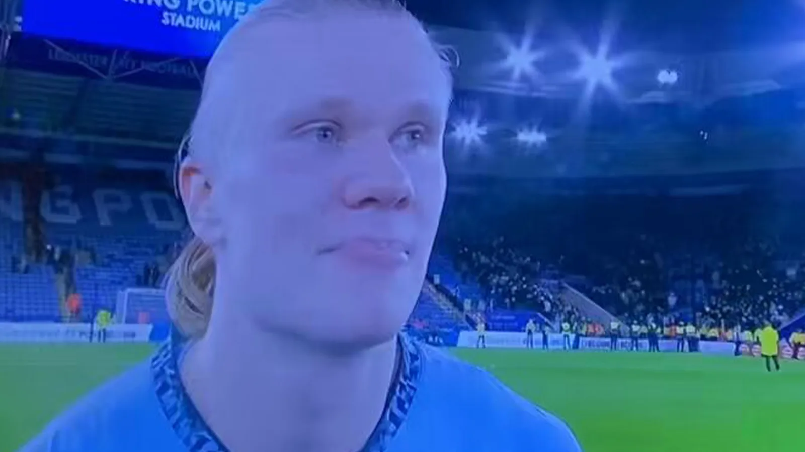 Erling Haaland jure dans une interview télévisée en direct après la victoire de Man City alors que le journaliste de Sky Sports rit nerveusement