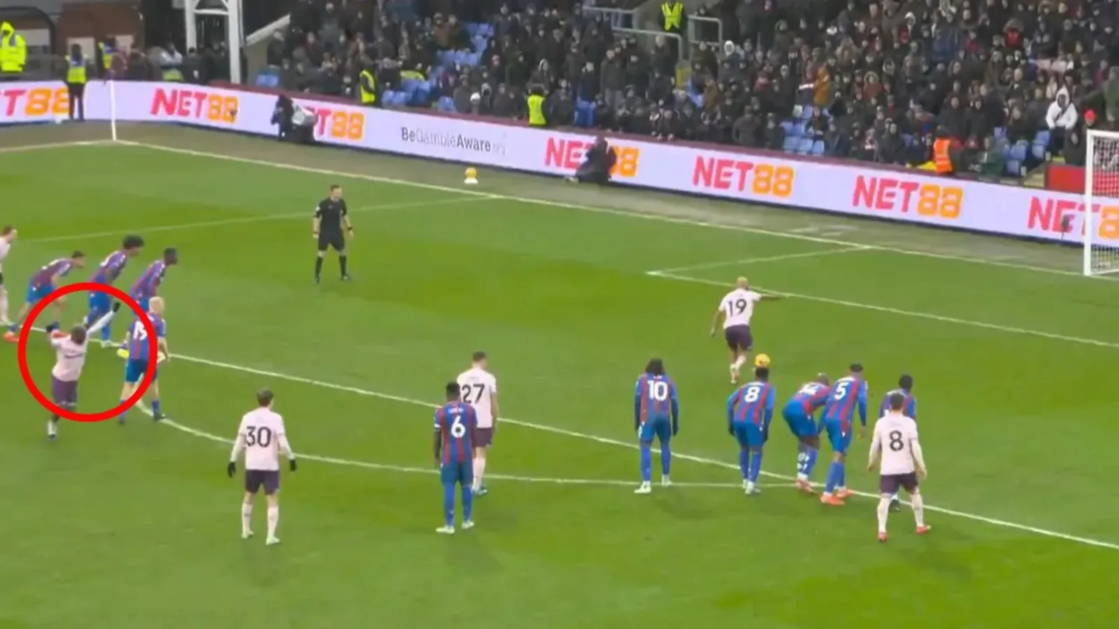 Les fans repèrent la « technique de distraction » parfaite de Yoane Wissa quelques secondes avant le penalty de Mbeumo lors de la victoire 2-1 contre Crystal Palace