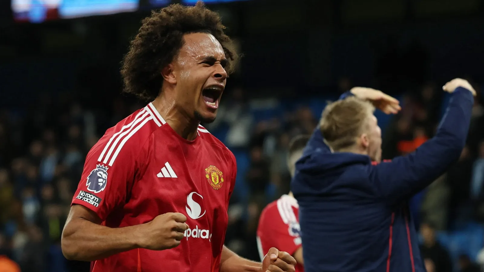 Joshua Zirkzee doit être retiré après avoir couru vers la foule de GOAD alors que les fans de Man Utd disent « Je t’aime tellement pour ça »