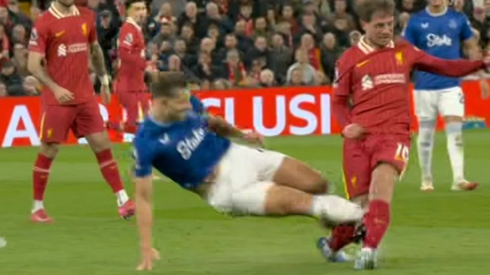 Déclaration de sortie de Premier League, car James Tarkowski est controversé controversé pour le carton rouge pour un tacle d’horreur sur Mac Allister