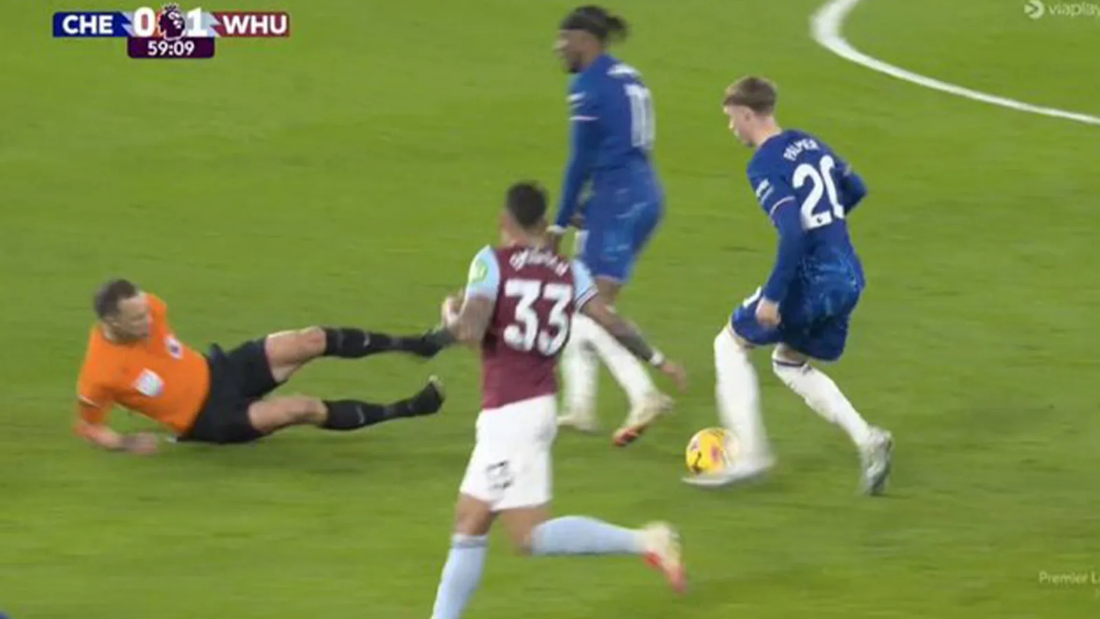 «  Bonne chose qu’il a fait aujourd’hui  », fumez les fans de Chelsea alors que Noni Madueke renverse l’arbitre Stuart Attwell