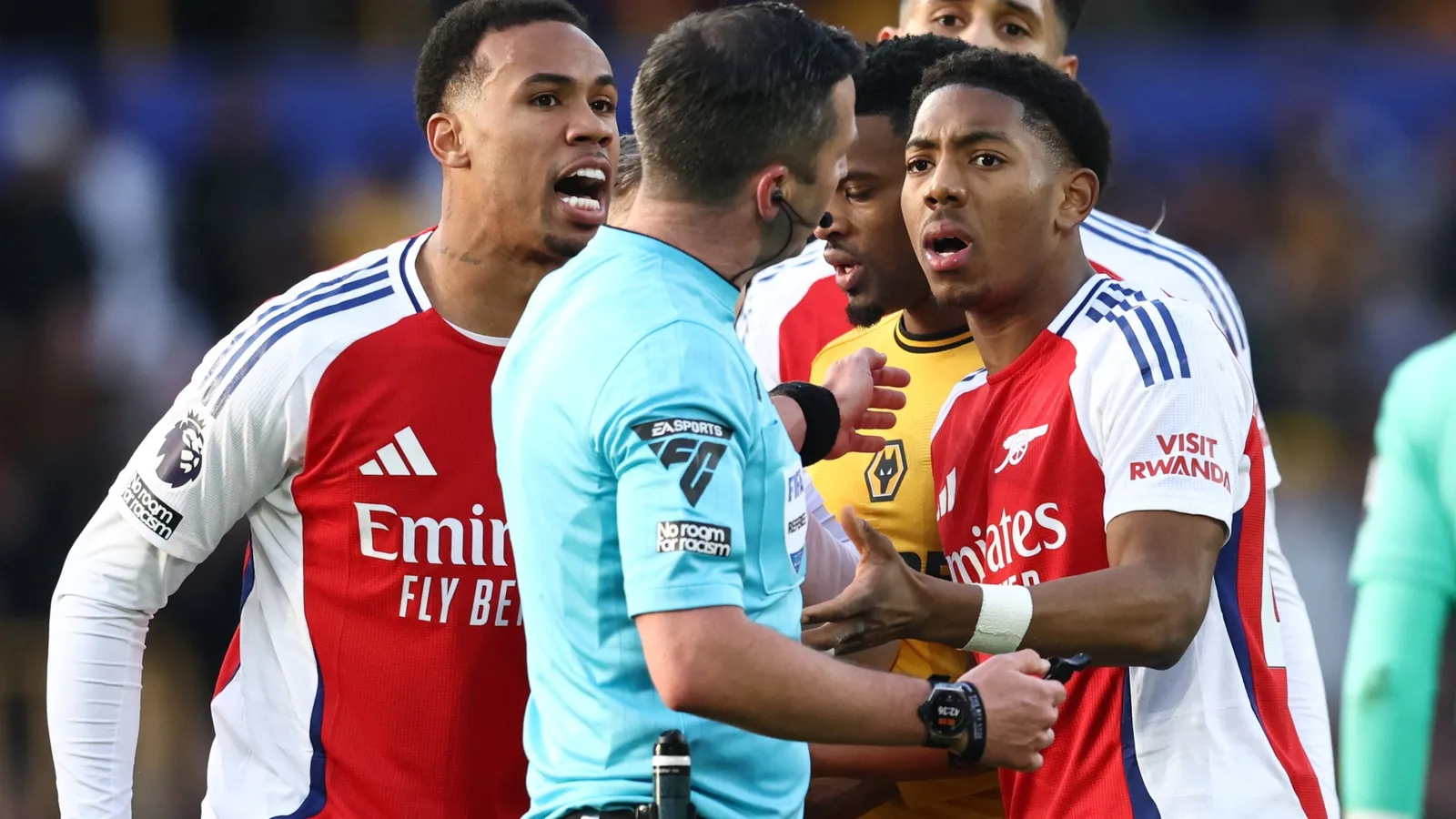 La star d’Arsenal Myles Lewis-Skelly est envoyée dans des scènes farfelues pour le voyage ’90 yards ‘de Wolves but