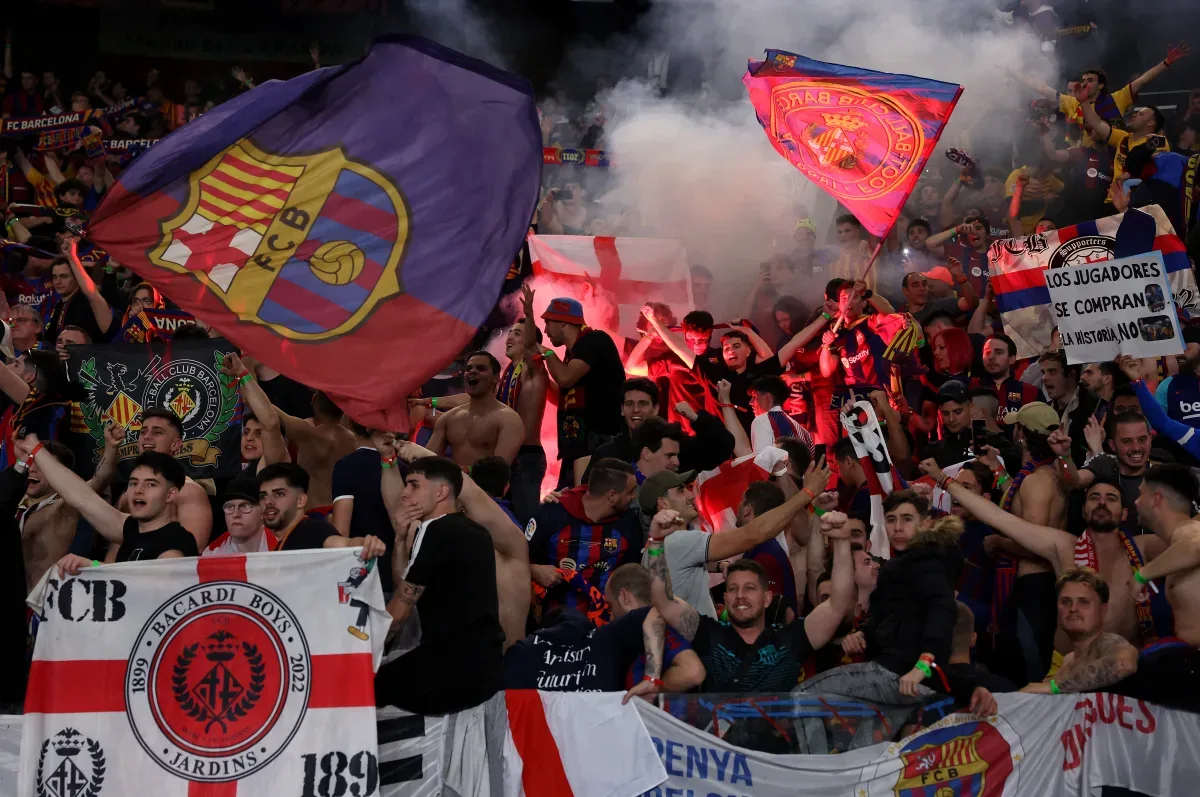 La police s’affronte avec les fans du PSG près du Parc des Princes avant la demi-finale de la Ligue des champions contre Arsenal