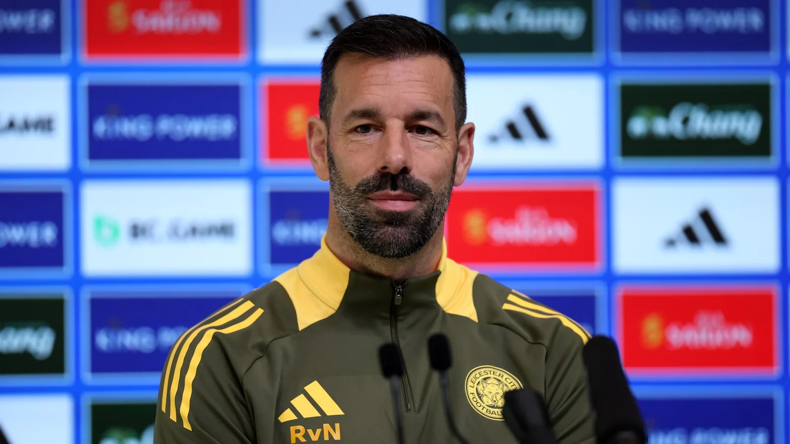 Ruud van Nistelrooy fait allusion au raid de transfert de Man Utd alors qu’il se prépare à « utiliser son réseau » avec deux anciens joueurs liés