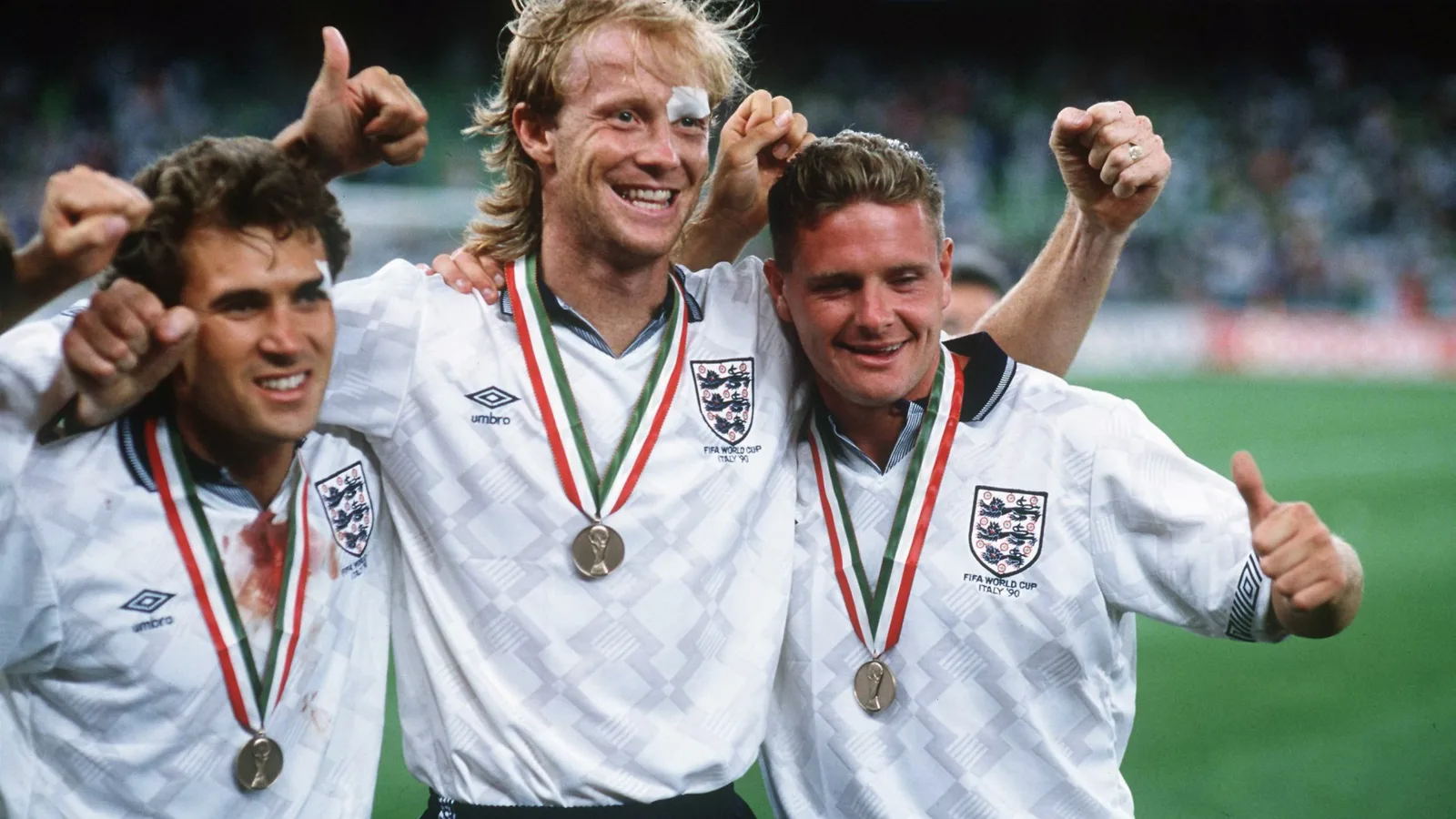 L’ancienne star de l’Angleterre vend des chemises emblématiques de la Coupe du monde Italia 90 pour plus de 100 000 £ au Mystery Bidder