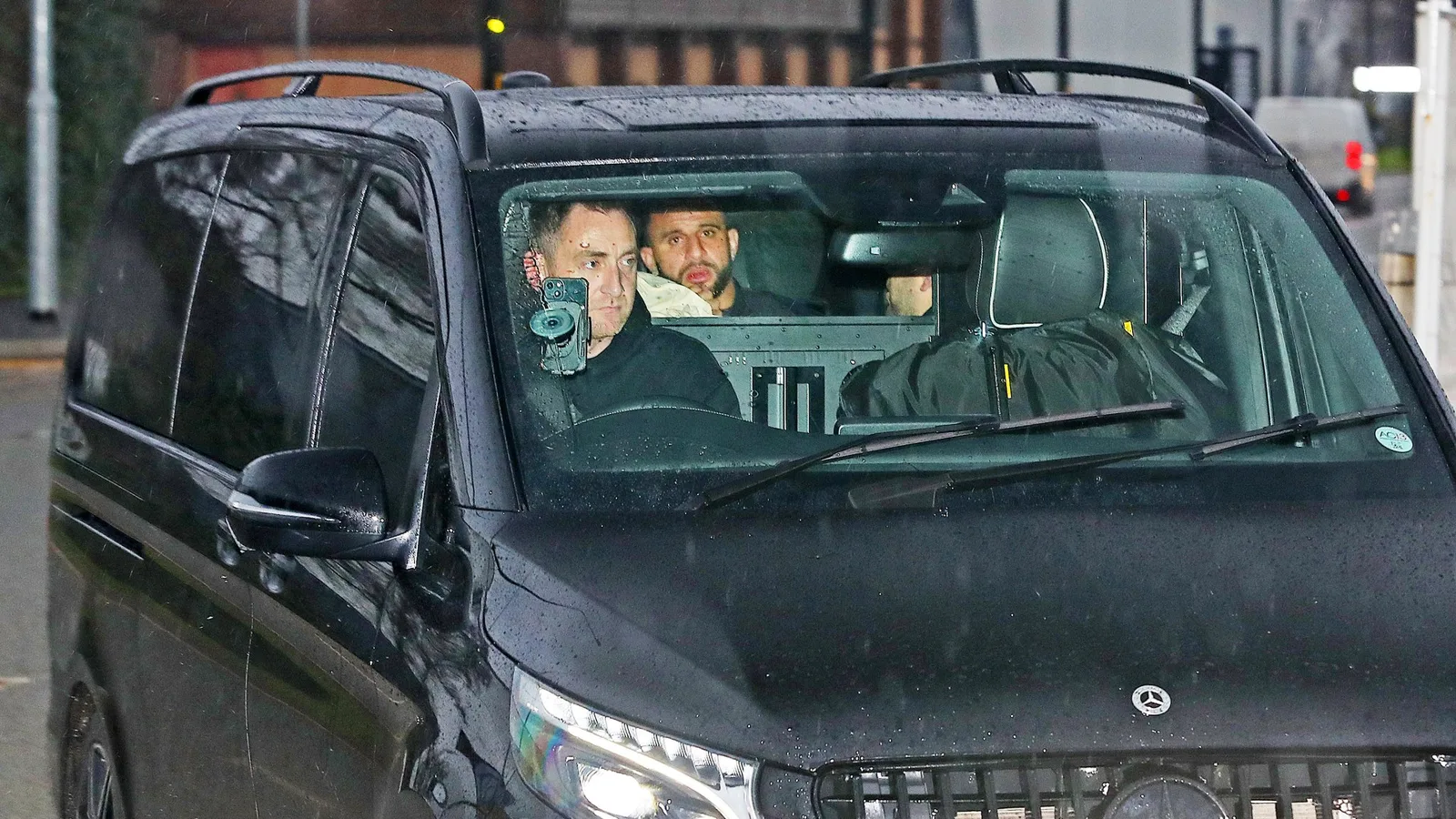 Kyle Walker arrive à l’aéroport de Manchester pour finaliser son prêt à l’AC Milan alors que la brillante carrière de Man City touche à sa fin – The Sun