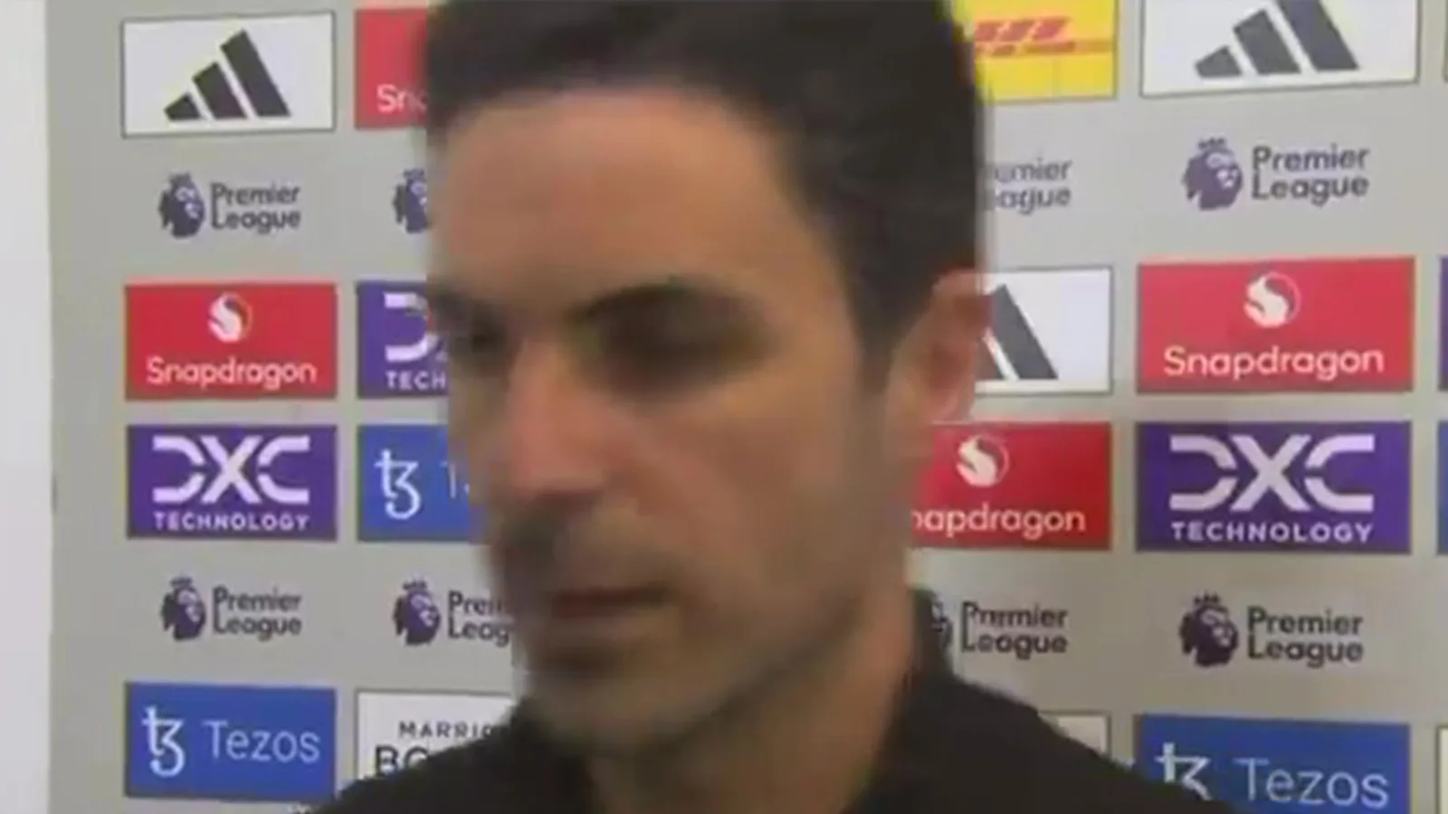 Mikel Arteta sort de Sky Sports Interview quelques instants après qu’Arsenal a perdu plus de terrain dans la course au titre de Premier League