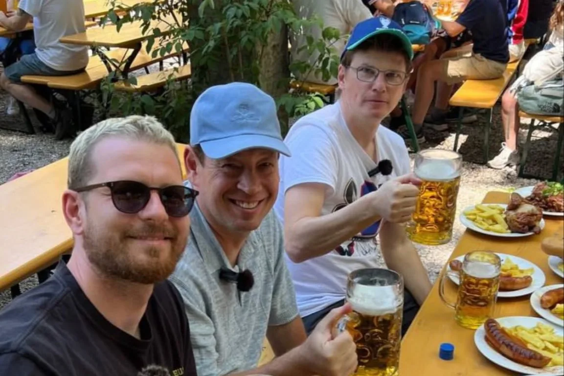 «  Est-ce que c’est vraiment lui  » – Arsenal Cult Hero a l’air méconnaissable car il tient Stein à Munich lors de la finale de la Ligue des champions