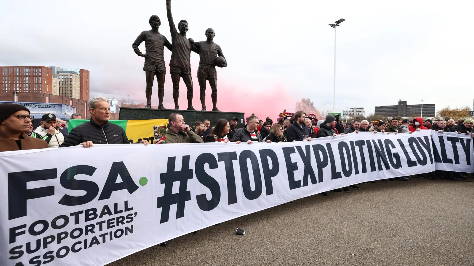 Pourquoi les fans de Manchester United portent-ils du noir contre Arsenal en Premier League aujourd’hui?