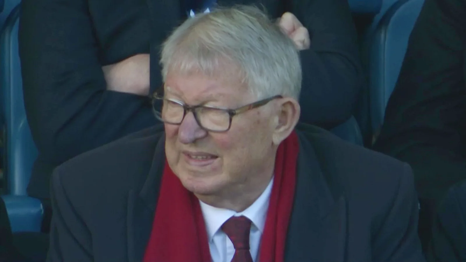 Sir Alex Ferguson a l’air dégoûté alors qu’il regarde Man Utd s’effondrer à Everton en première mi-temps désastreuse