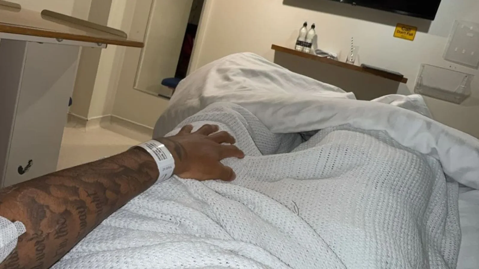 Tottenham souffre encore PLUS de blessures alors que la signature estivale de 30 millions de livres sterling partage une photo d’un lit d’hôpital après une opération