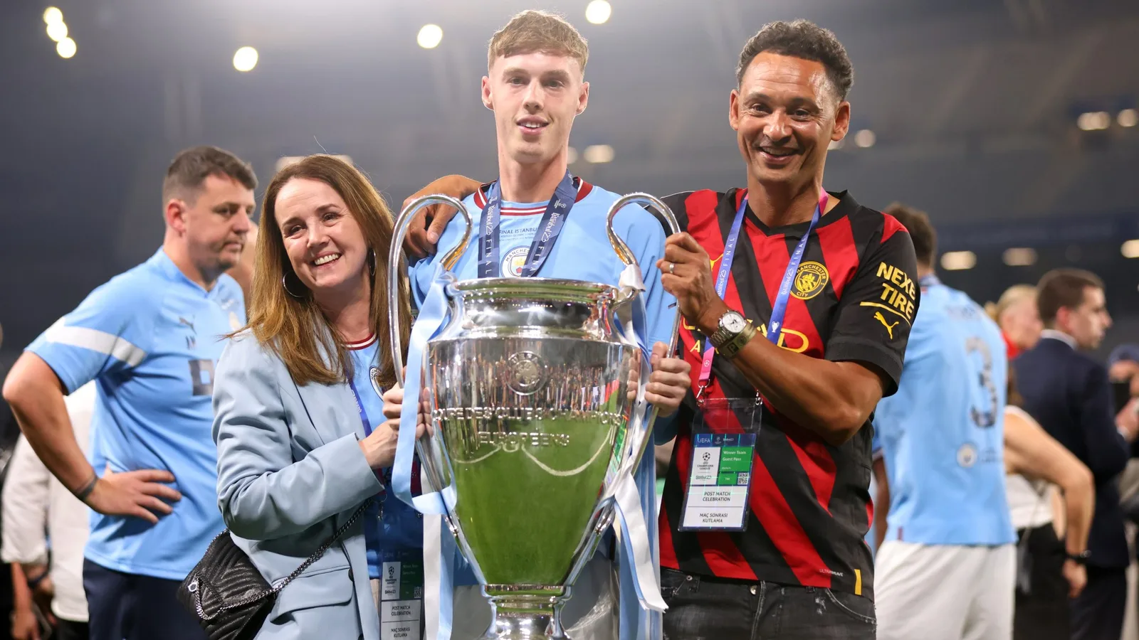 Cole Palmer étonne les fans alors que la star de Chelsea révèle ce qu’il a fait avec ses médailles de la saison des triples gagnants de Man City