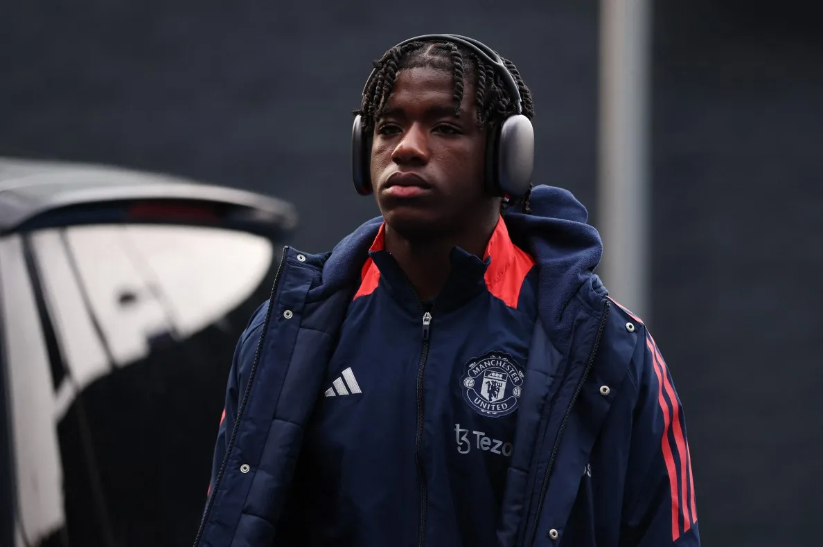 Man Utd s’apprête à inclure un passionnant prodige de 6 pieds 5 pouces, 16 ans, dans son équipe contre Arsenal alors que les Red Devils sont confrontés à une crise défensive