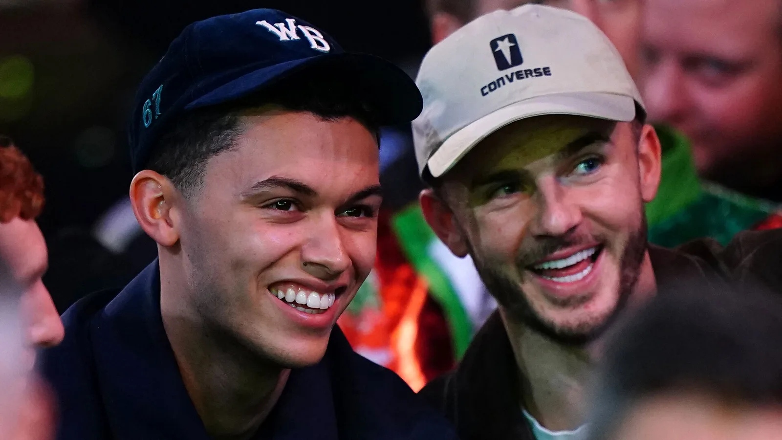 James Maddison et Brennan Johnson sourient au Championnat du monde de fléchettes quelques heures après que le match nul de Tottenham ait laissé Postecoglou « blessé »
