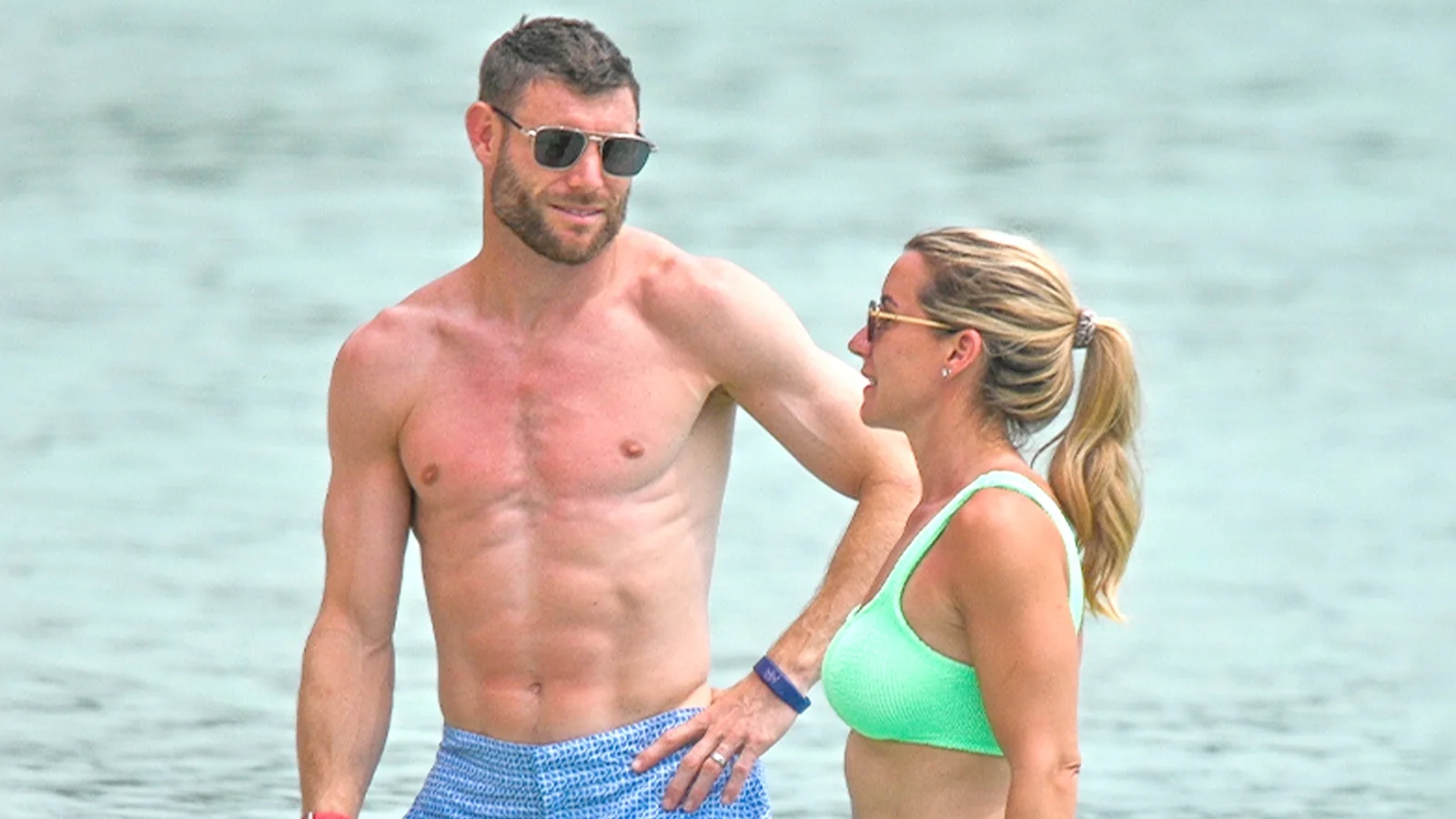 James Milner montre un physique incroyable âgé de 39 ans sur la plage avec une femme … mais il a besoin de sortir du soleil