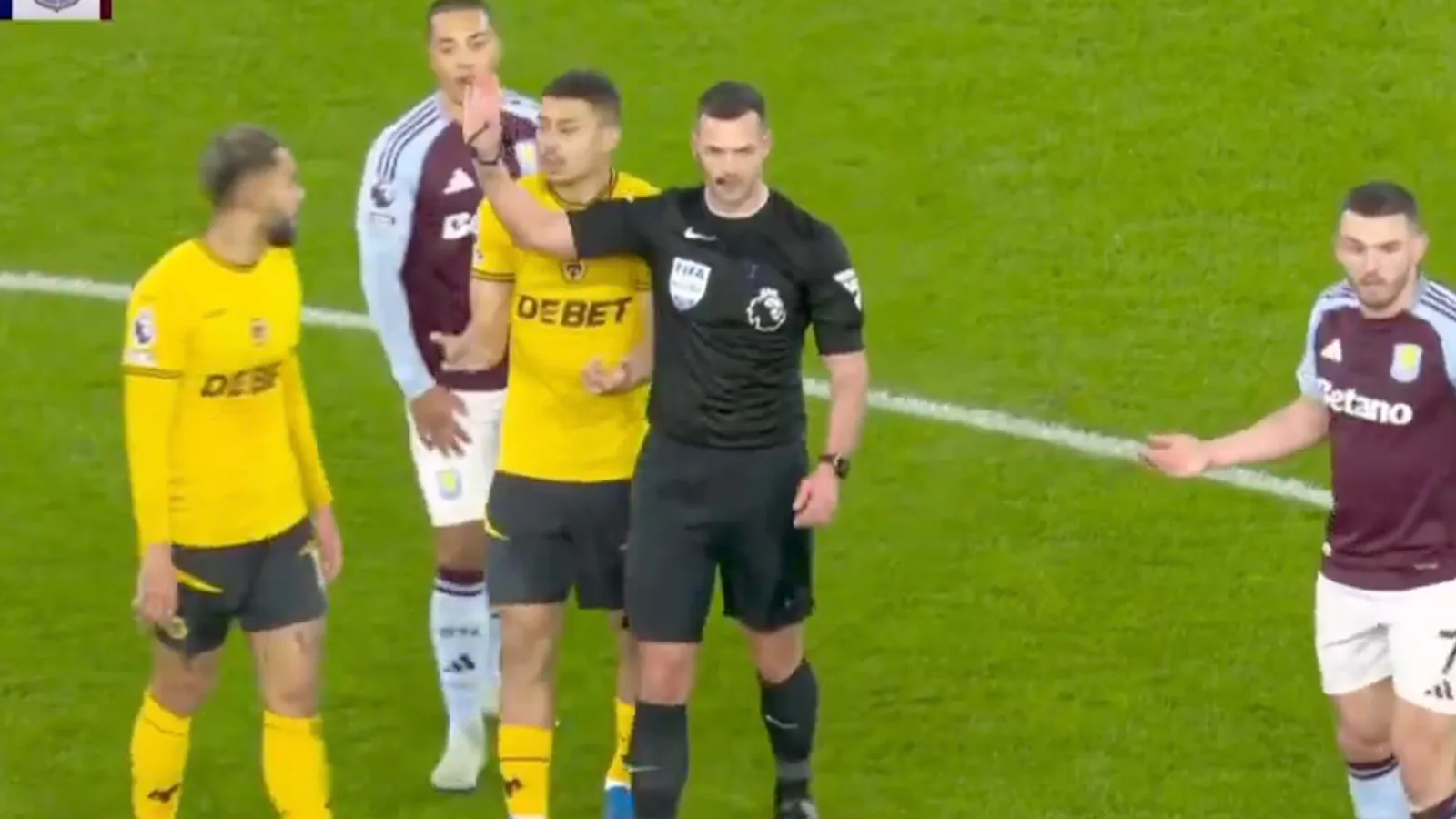 Var Orders Arbitre pour compter le nombre de joueurs sur le terrain dans la plupart des interventions bizarres de Premier League
