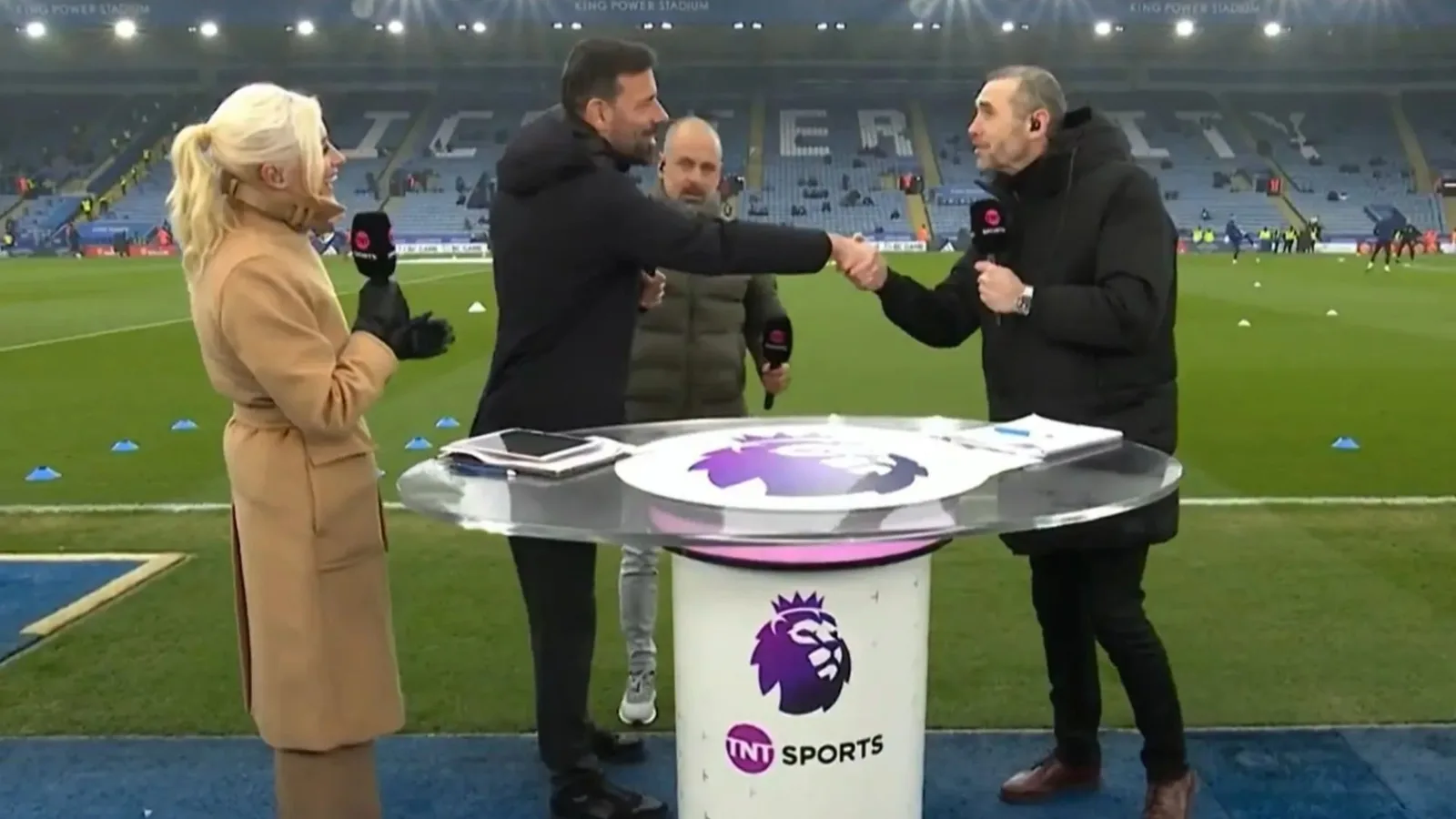 «Était-ce des excuses? – Martin Keown et Ruud van Nistelrooy en échange maladroit en direct sur les sports TNT