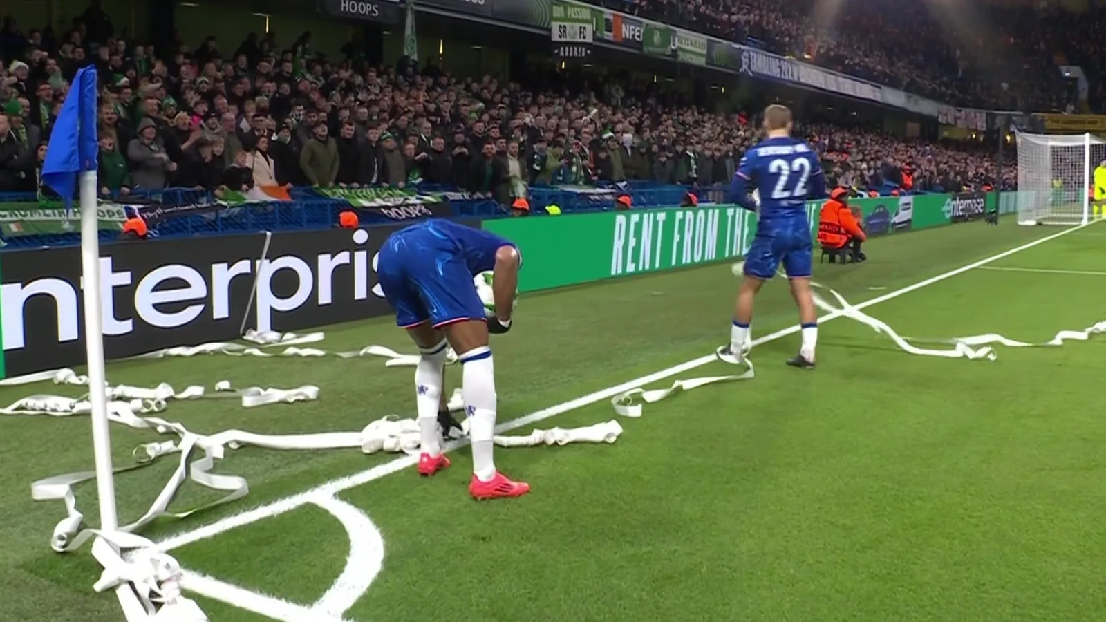 Le choc de Chelsea avec Shamrock Rovers s’est temporairement arrêté alors que Christopher Nkunku a lancé un rouleau de papier toilette