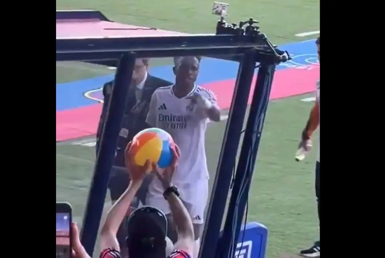 Vinicius Junior entre avec Barcelone Fan pendant El Clasico