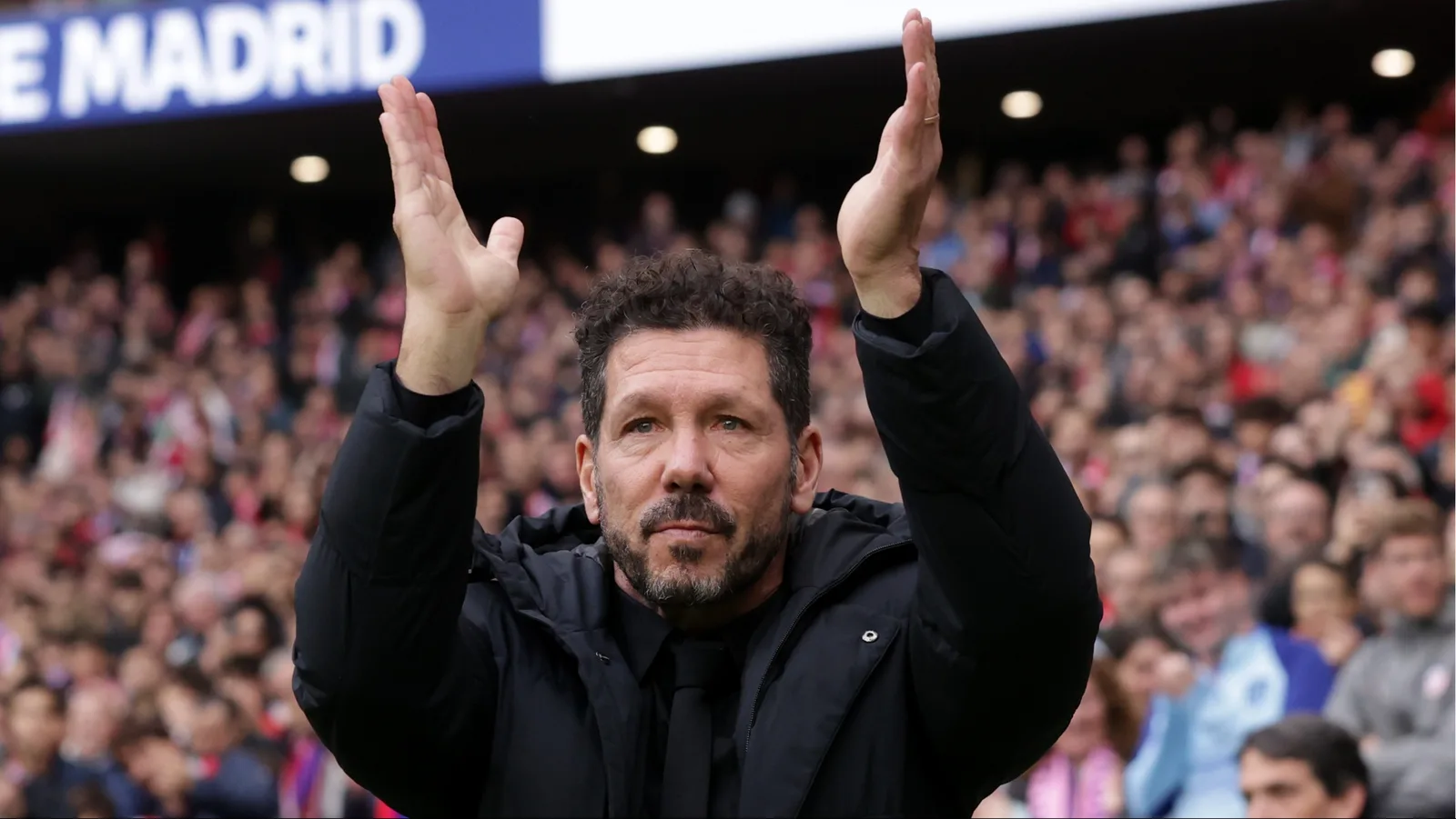 Simeone, ému, quitte son interview après avoir frappé le monument de l’Atletico Madrid