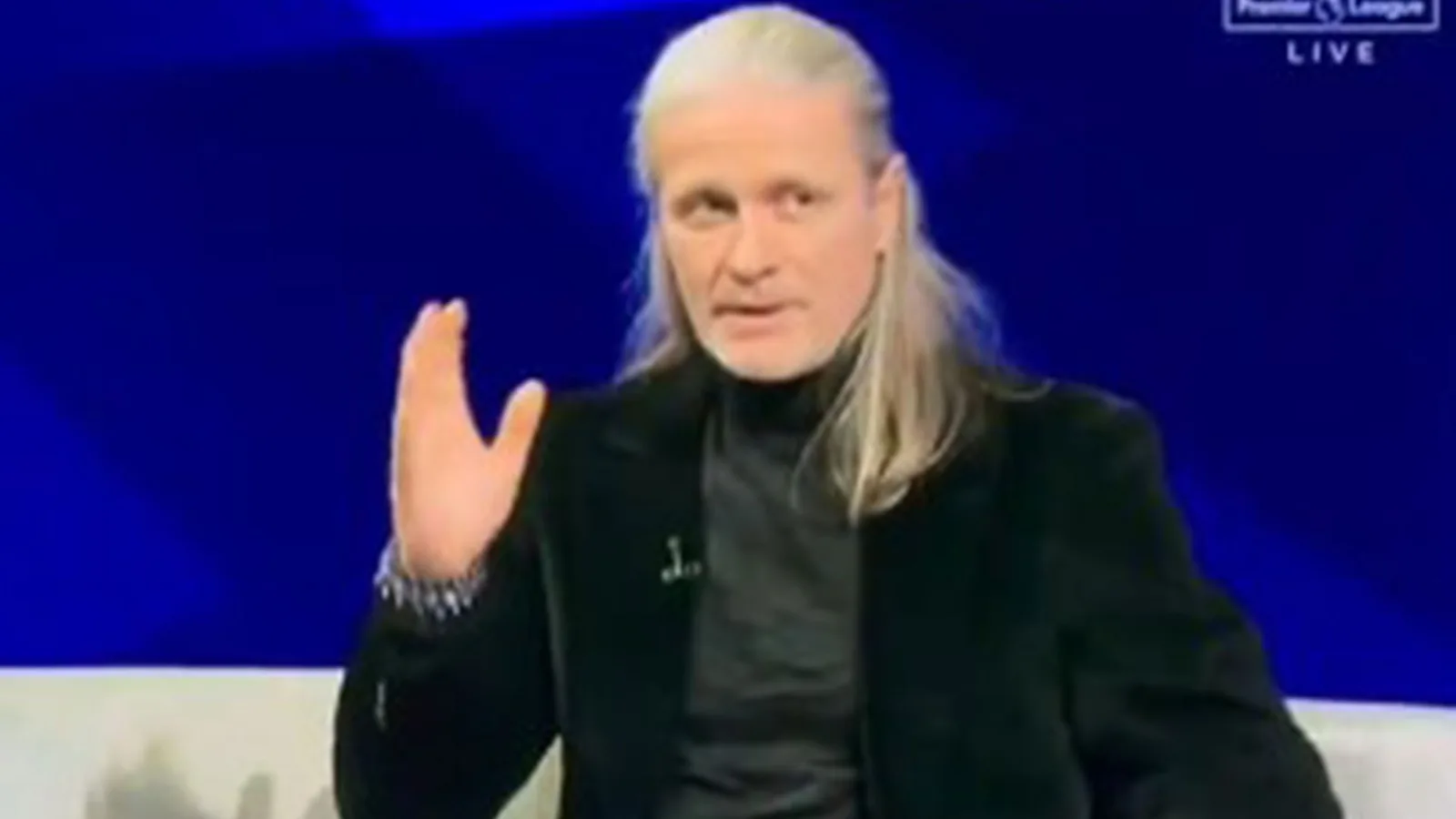 L’animateur de Sky Sports, David Jones, s’excuse après qu’Emmanuel Petit ait accidentellement affirmé que l’icône d’Arsenal était morte à la télévision en direct