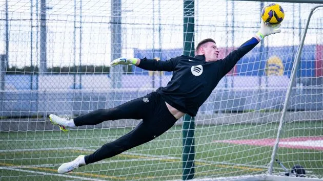 Marc-André Ter Stegen termine une partie de la session de formation avec le groupe