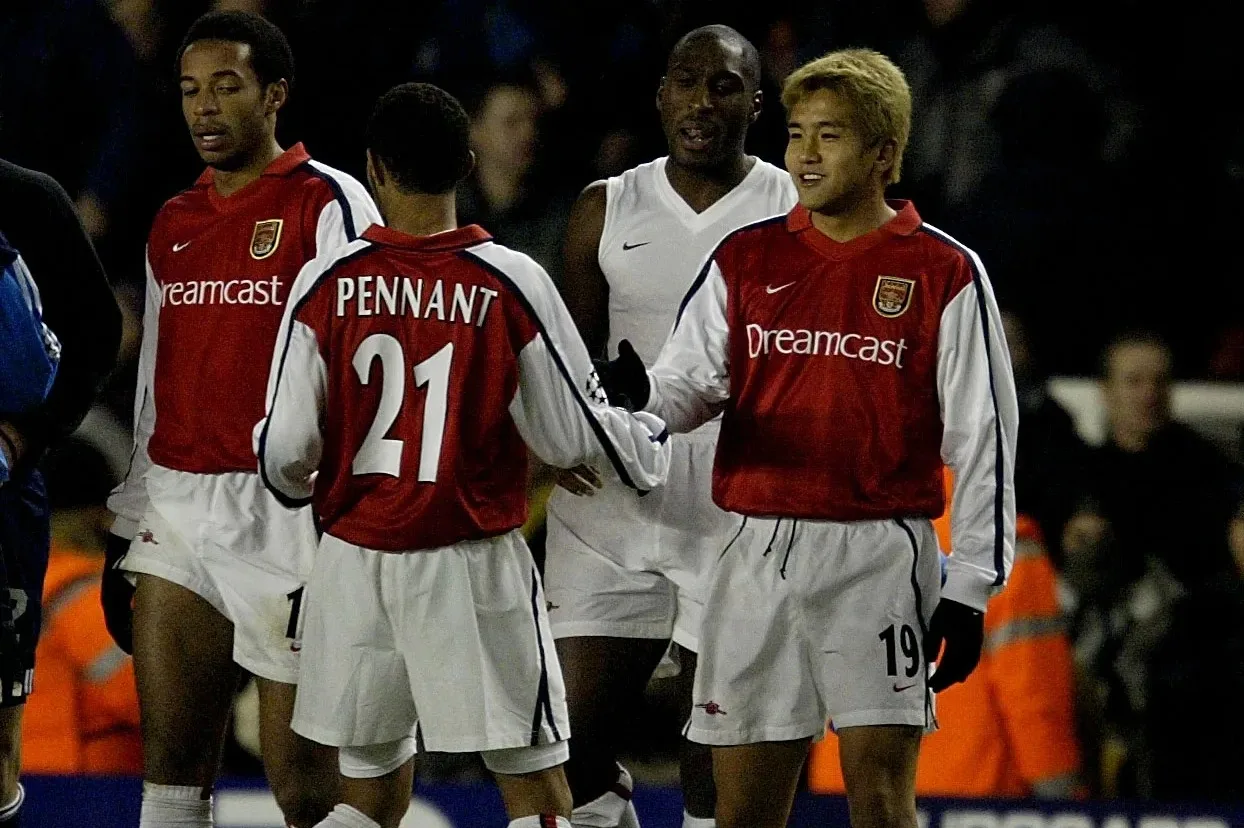 L’ancienne star d’Arsenal qui est entrée dans l’histoire du football anglais prend enfin sa retraite à 45 ans après 27 ans de carrière