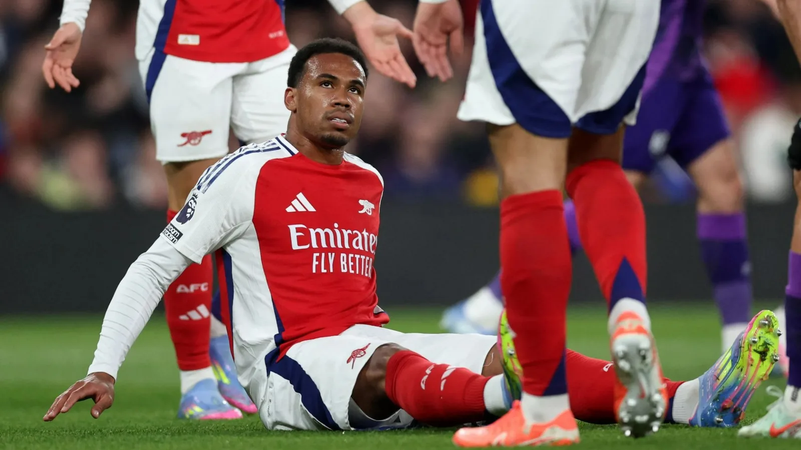 La star désemparée d’Arsenal Gabriel secoue la tête alors qu’il est forcé de se blesser contre Fulham seulement sept jours avant le lien du Real Madrid