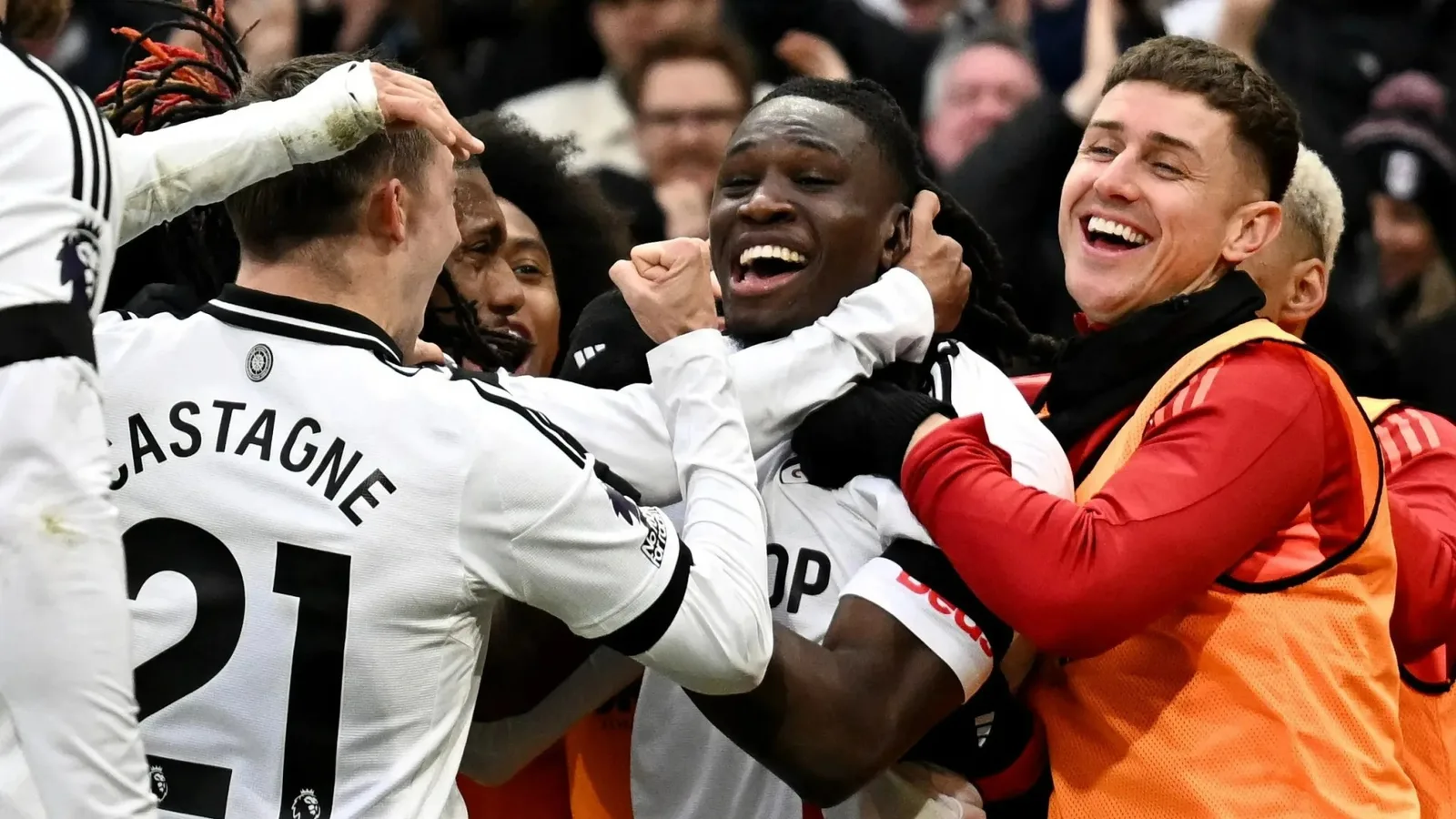 Fulham 2 Nottingham Forest 1: Les visiteurs ont traité Cruel Blow in Choc Titre Offre avec le but de Chris Wood en vain